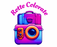 E' rappresentata una valigia e una macchina fotografica di colore viola, fucsia e azzurra